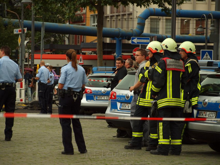 2 Denkmalkletterer hielten Feuerwehr und Polizei in Trapp Koeln Heumarkt P175.JPG